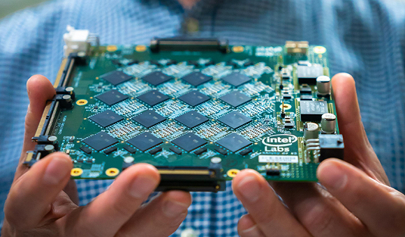 ▲基于新的神经网络算法下的Loihi芯片电路板