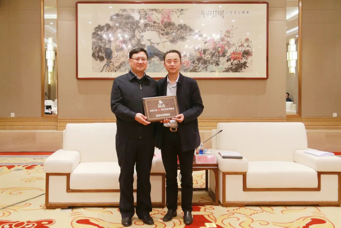 ▲茅台集团与中国青少年发展基金会，持续推动“中国茅台·国之栋梁”希望工程圆梦行动取得更好成效。