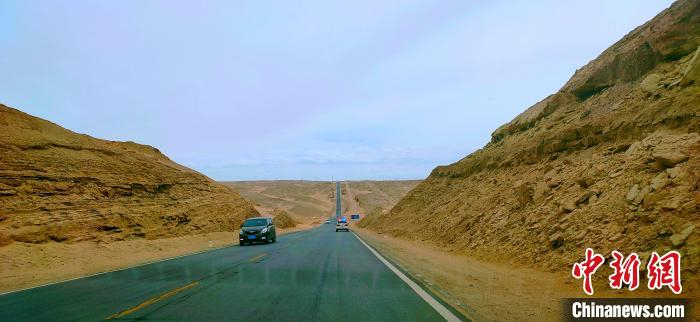 图为位于青海省海西州格尔木市G315国道的“网红U型公路”。　宗布尔 摄