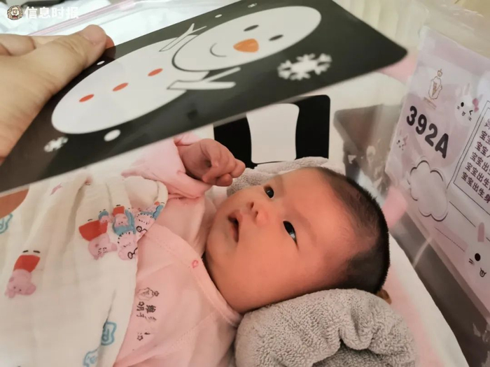 图为在维多利月子中心张女士的女儿在看激发视觉的卡片。信息时报记者 郭柯堂 摄