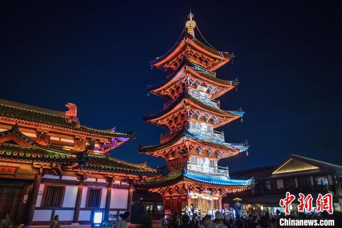 拈花塔是拈花湾小镇的最高点，古朴庄重之中融合了传统、和风和禅意。　泱波 摄