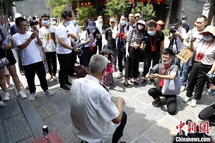 “青州挫琴艺术”传承人赵兴堂的表演引关注。　沙见龙 摄