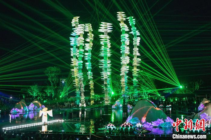 光影秀表演吸引民众欣赏。　泱波 摄