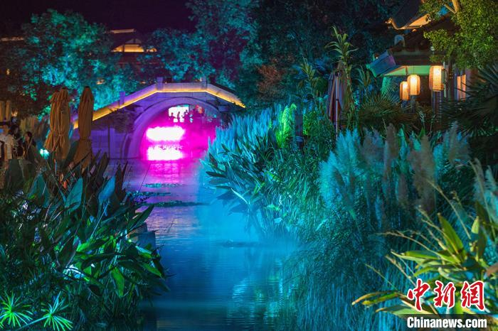 小镇上夜景迷人。　泱波 摄