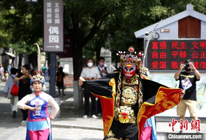 图为变脸表演。　沙见龙 摄