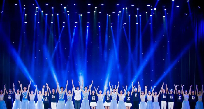 李丞汐大学时期加入的北大舞团。受访者供图