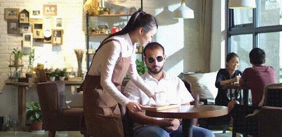 ▲盲人点菜的时候依据数字嗅觉系统闻到菜品味道