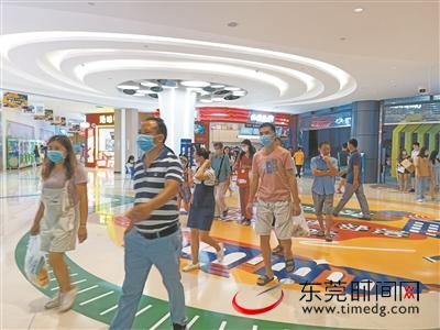 ▲夏夜里，许多市民在鸿福里逛街购物 图片均由记者 陈栋 摄
