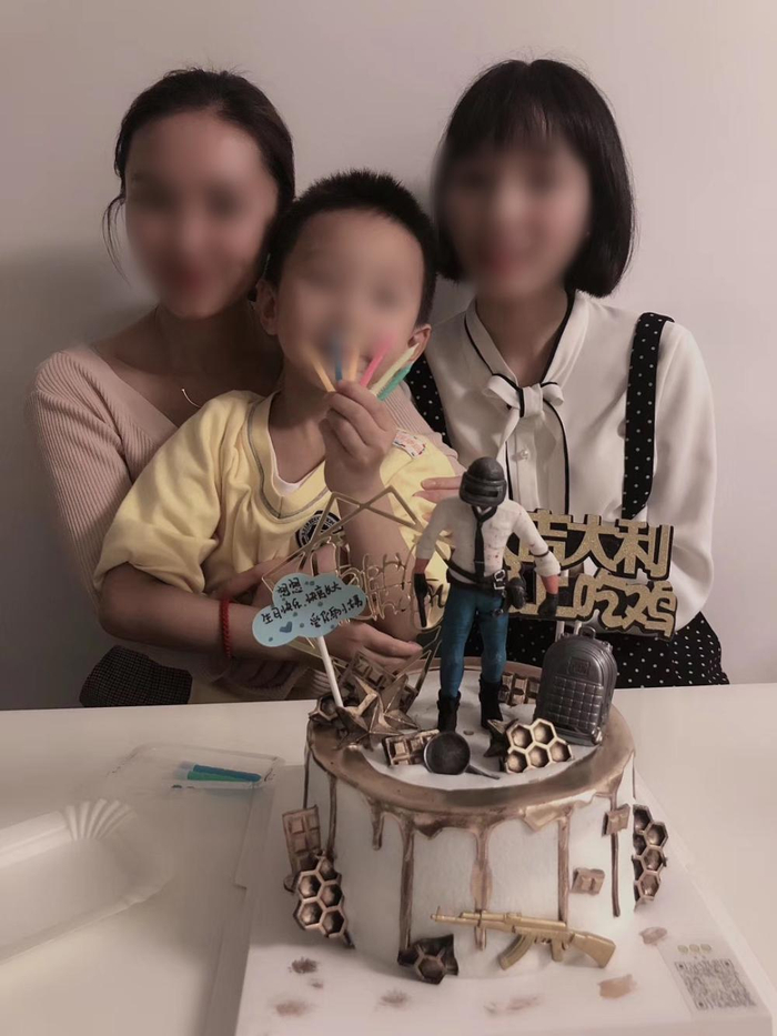 康家两姐妹给大姐的孩子小杰过生日。 受害者家属供图