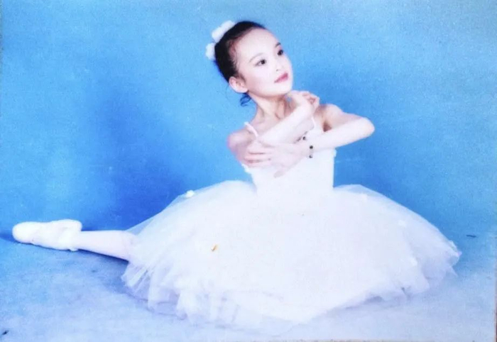 芭蕾独舞《每当我走过老师窗前》表演结束后拍摄的纪念照。受访者供图