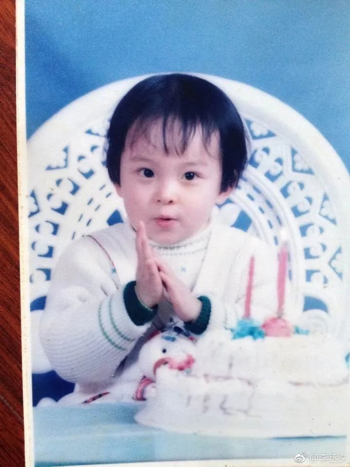 童年时期的李丞汐 图片来源：李丞汐微博