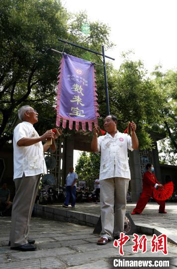 图为青州当地的“数来宝”表演。　沙见龙 摄