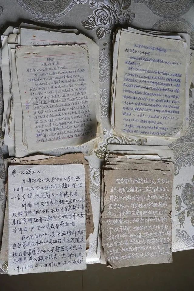 郭尚仁的案件材料，右下为他在看守所用牙膏写的申诉书。中青报·中青网记者杨海/摄