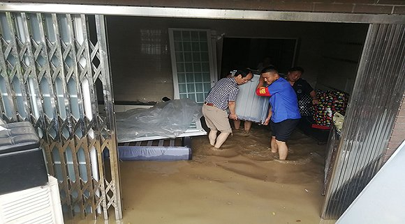 红星街道组织志愿者帮助香颂半岛小区业主搬运物资 图片来源：刘春霞/摄