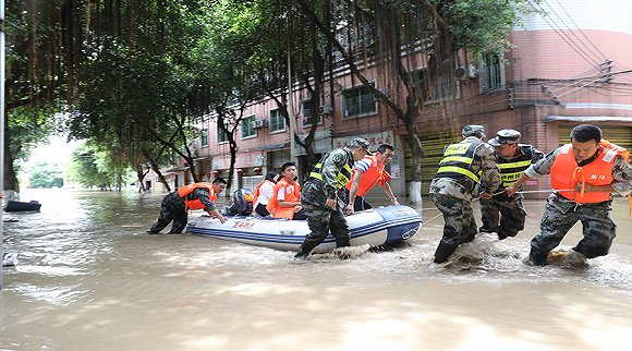 龙马潭区小市街道，解放军战士和民兵正在救援被困群众 图片来源：杨尚威/摄