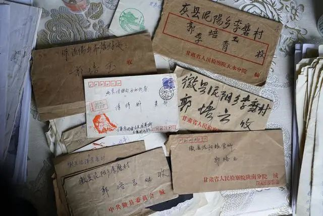 郭尚仁父亲寄出的信件以及收到的回执。中青报·中青网记者杨海/摄