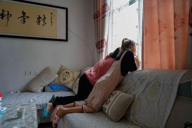 郭尚仁的两个女儿在看父亲接受采访。中青报·中青网记者杨海/摄