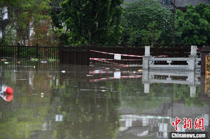 图为淹没地带拉起警戒线。　周毅 摄