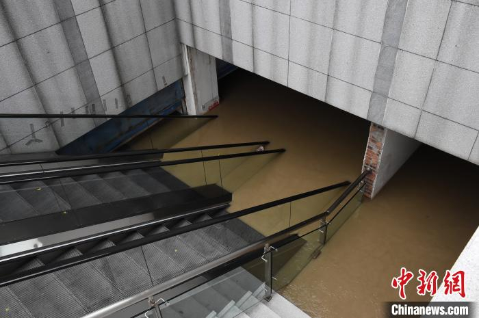 图为地下车库被洪水淹没。　周毅 摄