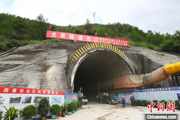 图为赣深高铁全线最长隧道——龙南隧道出口。　刘力鑫 摄