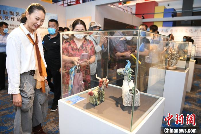 市民参观陶艺展。 张瑶 摄