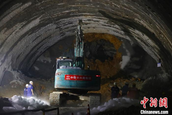 在赣深高铁全线最长隧道——龙南隧道内，大型隧道镐头机正在对即将贯通的隧道掌子面进行作业打通。　刘占昆 摄