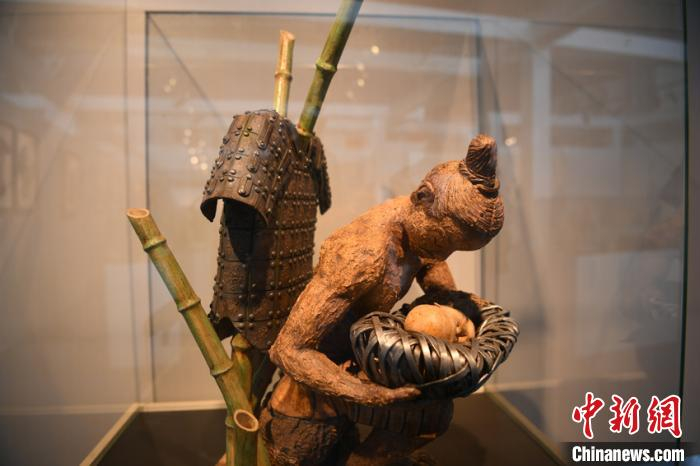 秘鲁陶艺家卡琳·卢伊·肯的作品《战士的和平》。　张瑶 摄