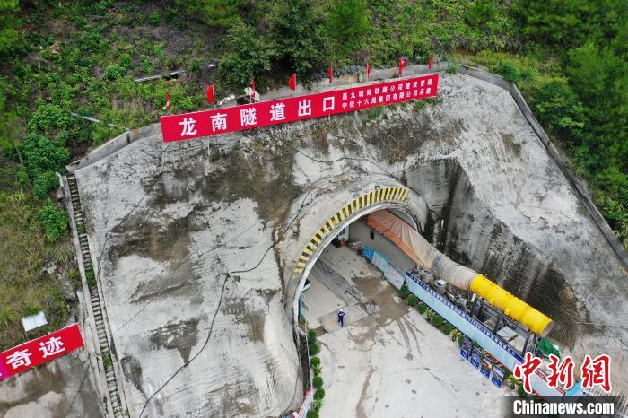    图为8月19日，航拍赣深高铁全线最长隧道——龙南隧道出口。　刘占昆　摄