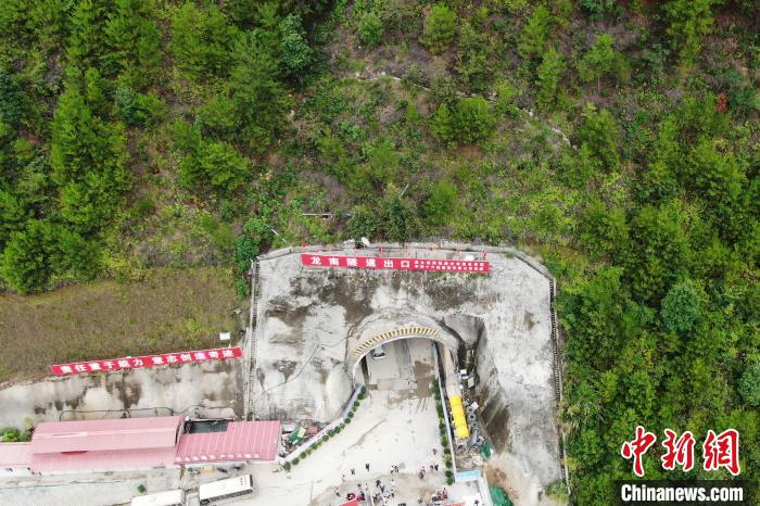 赣深高铁全线最长隧道——龙南隧道，位于江西赣州的全南县、龙南市境内，全长10.24公里，全隧穿越12条断层破碎带，地质条件差，安全风险高。　刘力鑫 摄