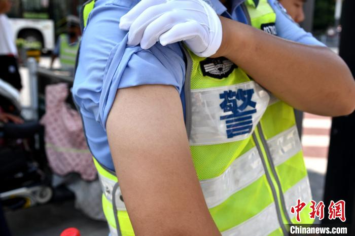 烈日下，交警的胳膊“黑白分明”。　朱志庚 摄