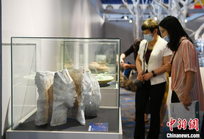 市民参观陶艺展。 张瑶 摄
