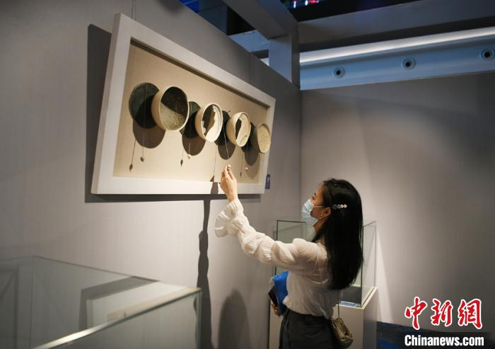 市民参观陶艺展。 张瑶 摄