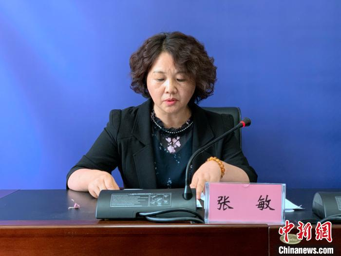 图为青海省生态环境厅污染物排放总量控制处处长张敏发布青海省2019年度重点企业环境信用评价结果。　孙睿 摄