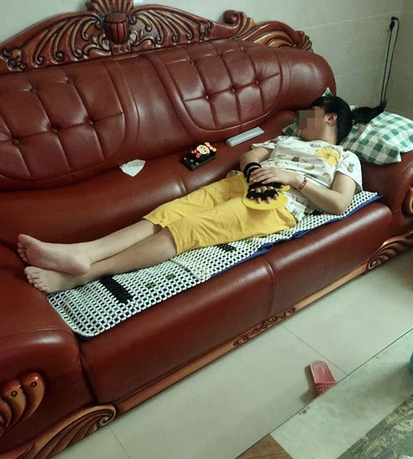 　　8月14日，邱某玲出院回家。历经三年多的治疗，她仍没法站立，生活没法自理。&nbsp; 本文图均为 受访者供图