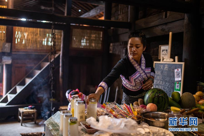 在云南省腾冲市五合乡帕连村，杨秀改在“阿改小吃店”给游客调制当季水果饮品（8月17日摄）。 新华社记者 胡超 摄