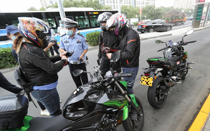 多辆摩托车因违法改装排气管被交管部门暂扣。摄影/新京报记者 王贵彬