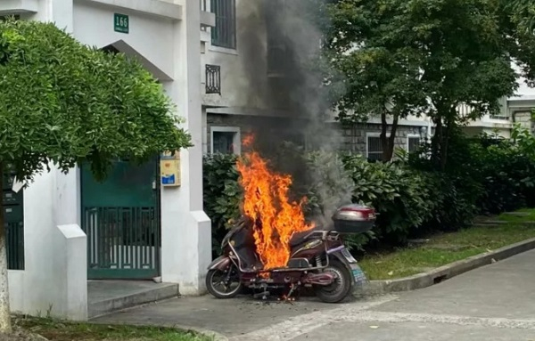 图说：被大火包围的电瓶车  来源/采访对象供图