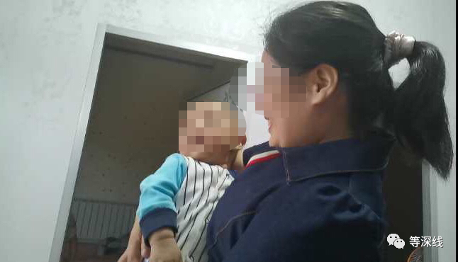 张某抱着买来的孩子。&nbsp; &nbsp;&nbsp;上官正义供图