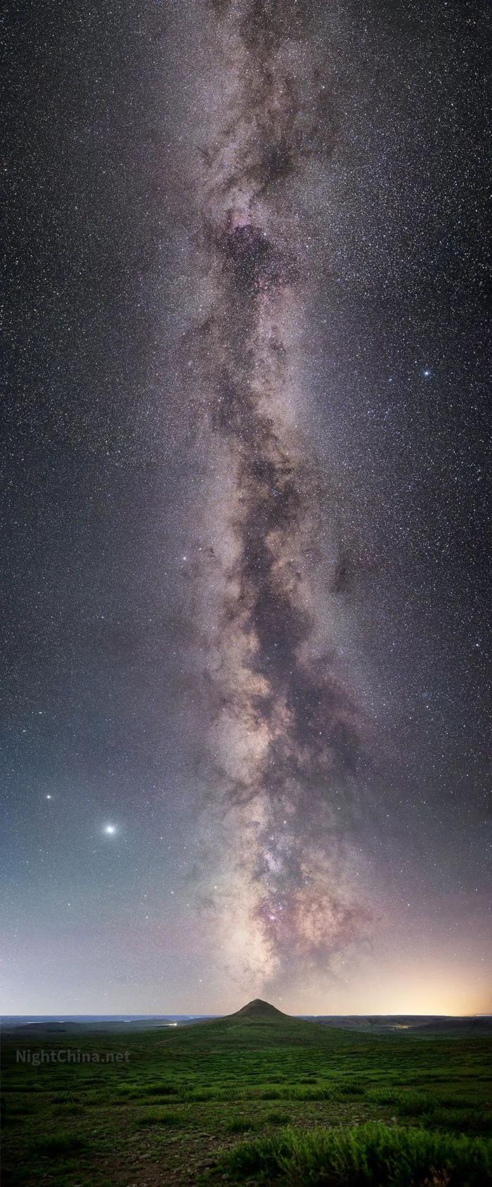 午夜的乌兰哈达，没有了白日的喧嚣 | 夜空中国