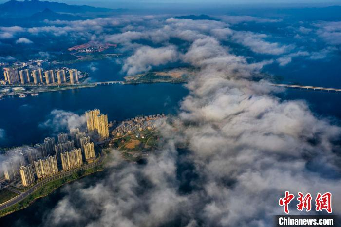 大暑时节，清晨的县城云遮雾绕，景色秀丽，平流雾似轻纱飘动在县城低空，宛若进入一幅奇丽的画卷。　罗鑫钢 摄
