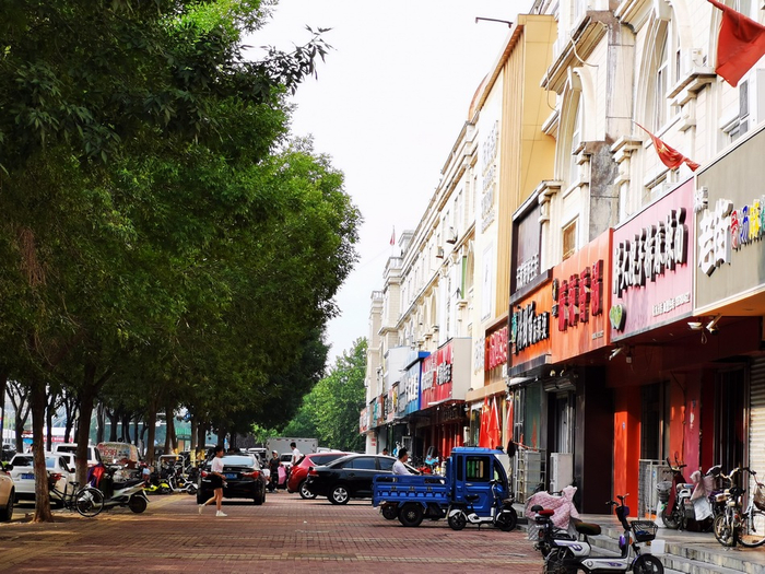 当年遭遇抢劫的辛集市农村基金会兴华路营业点，已拆除重建为临街商铺。澎湃新闻记者 朱远祥 图&nbsp;