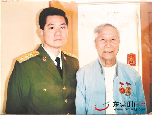 ■吴立中与父亲吴松在东江纵队成立50周年时的合影 受访者供图