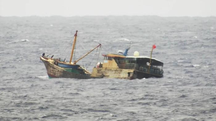 中国海警局南海分局紧急救援19名遇险渔民