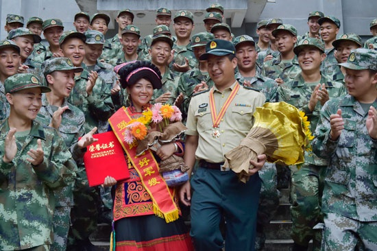 　　沙子呷和妻子莫小梅应邀为四川省凉山彝族自治州应征入伍新战士上役前教育课。魏玉麟/摄