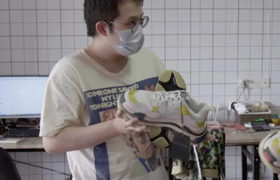 Chan手拿一只巴黎世家的鞋