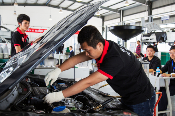 云南交通技师学院学生正在进行技师考核 周凡 摄