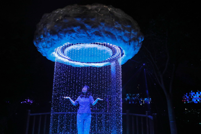 游客在润物区体验雨帘。新京报记者 侯少卿 摄