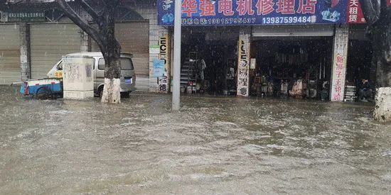 保山市隆阳区雨水淹没街道涌进店铺 张林南 摄