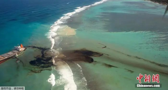 ▲日本货轮搁浅在毛里求斯近海，黑色重油漂浮在海面。
