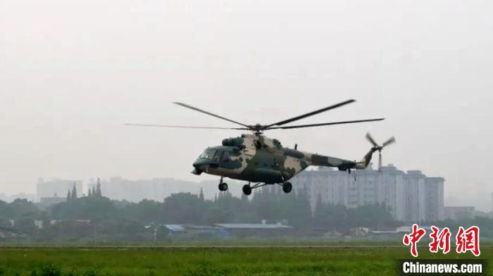 直升机起飞前往白马乡。四川应急厅提供